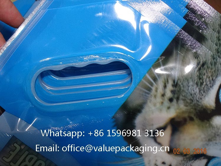 embedded-plastic-handle-on-pet-foods-package